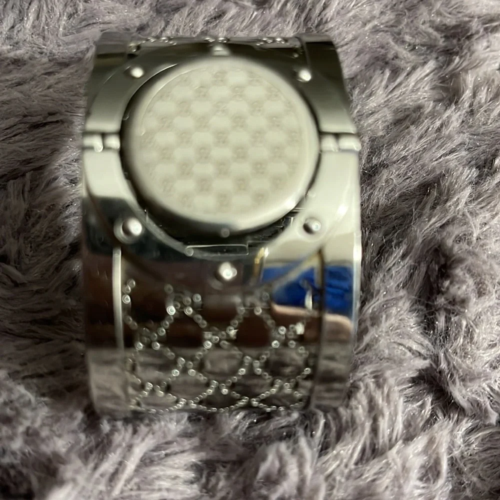 Gucci Twirl Watch Retail was $2399. Comes with watch box inside box. W Gucci Bag - Picture 6 of 10